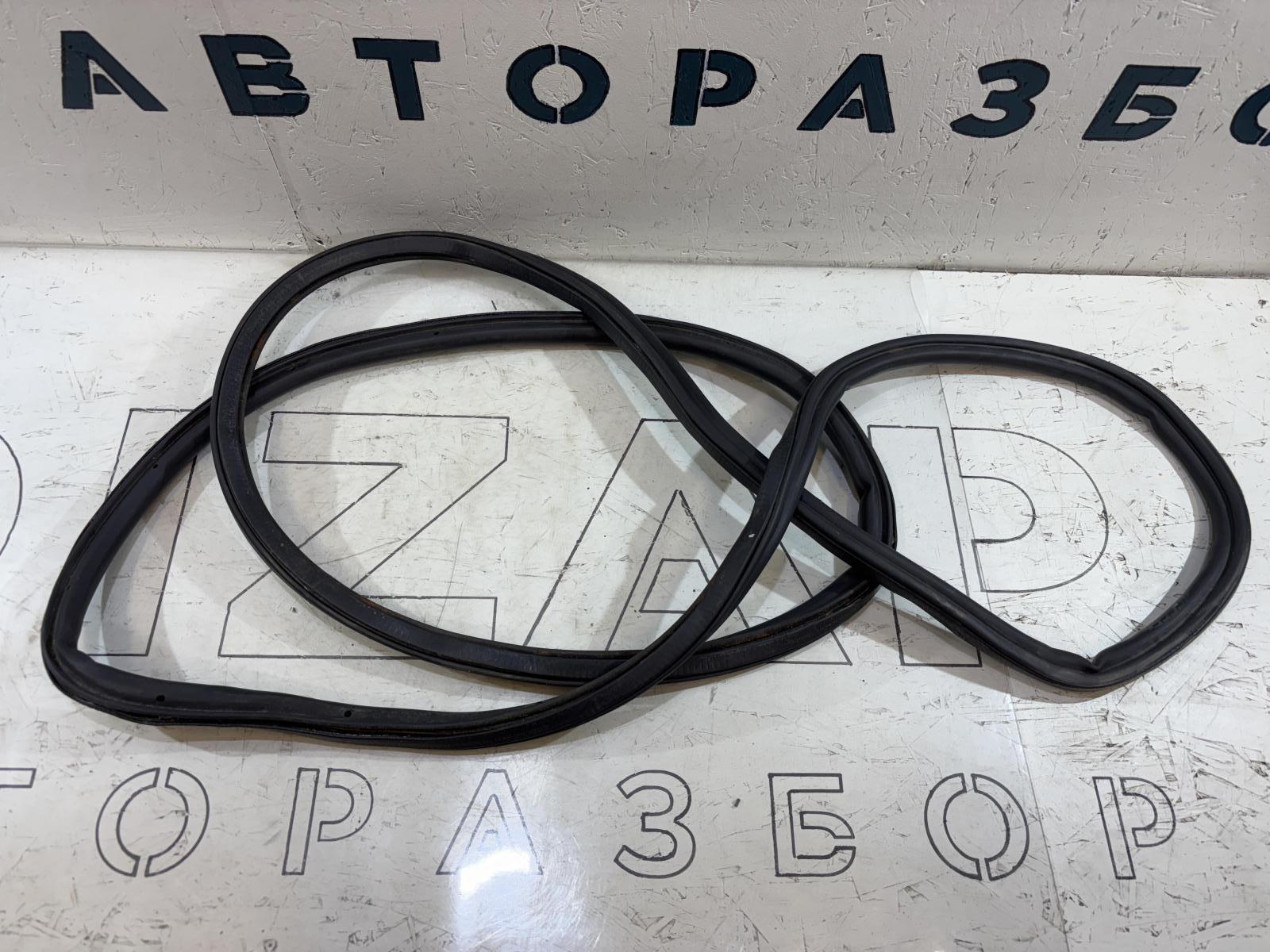Уплотнитель багажника 4L0827705 Audi Q7