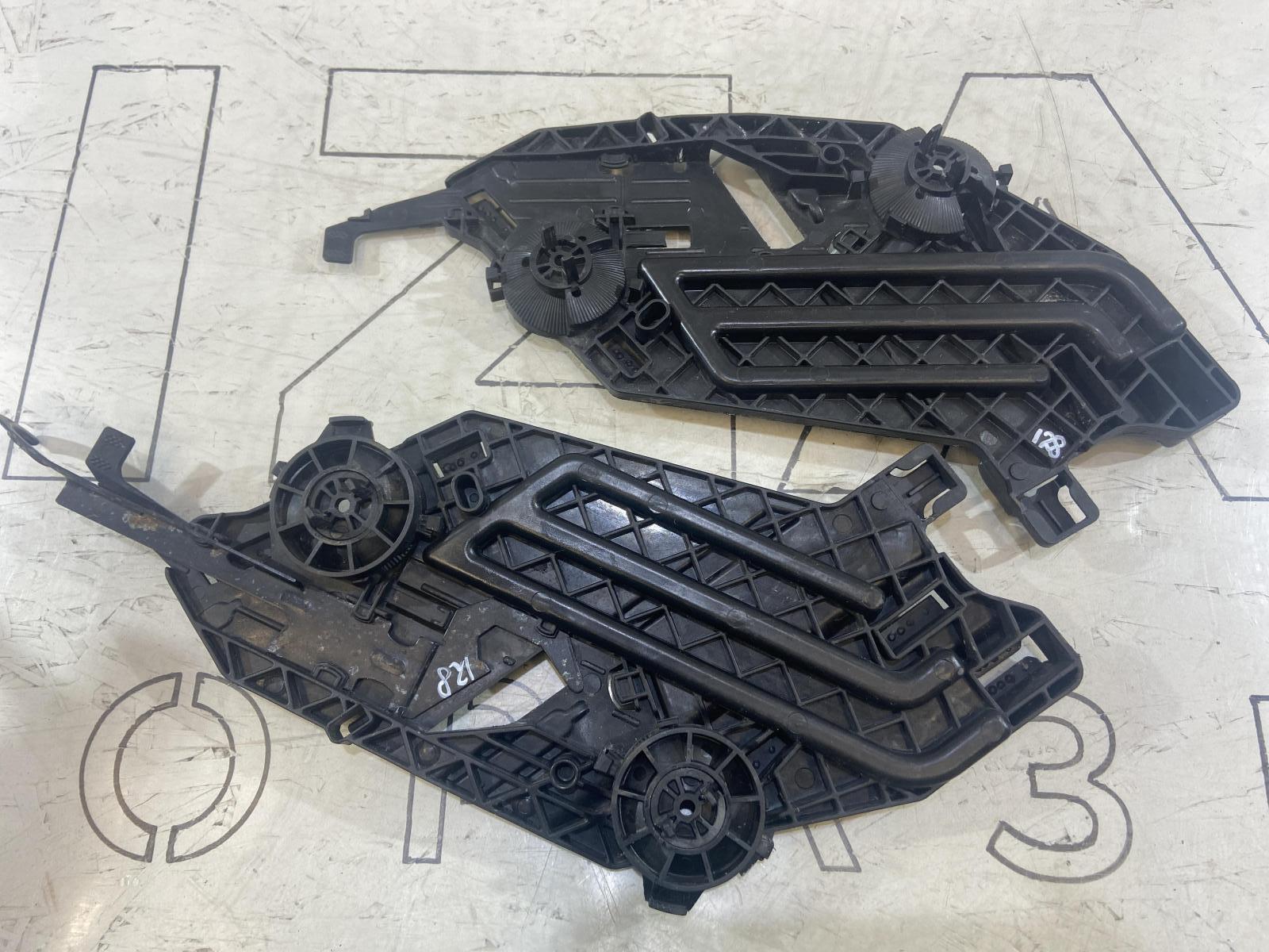 Кронштейн крепления фары левый 1Z0941613 Skoda Octavia II рест