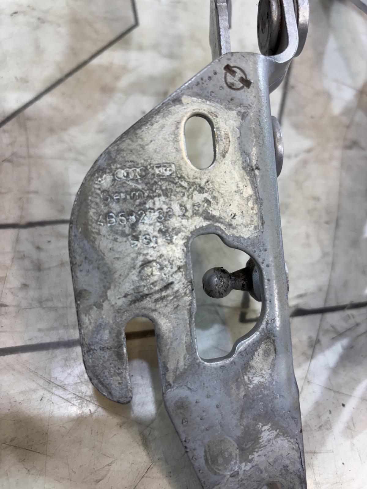 Петли крышки багажника левая правая 4B5827302F Audi  A6 С6