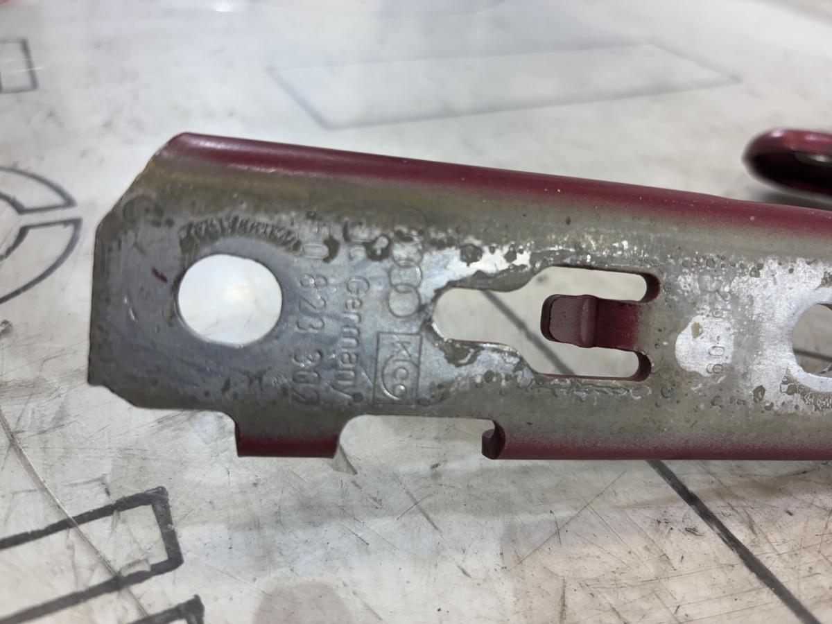 Петли капота левая правая 4F0823302 Audi A6 C6 / S6 C6 / RS6 C6