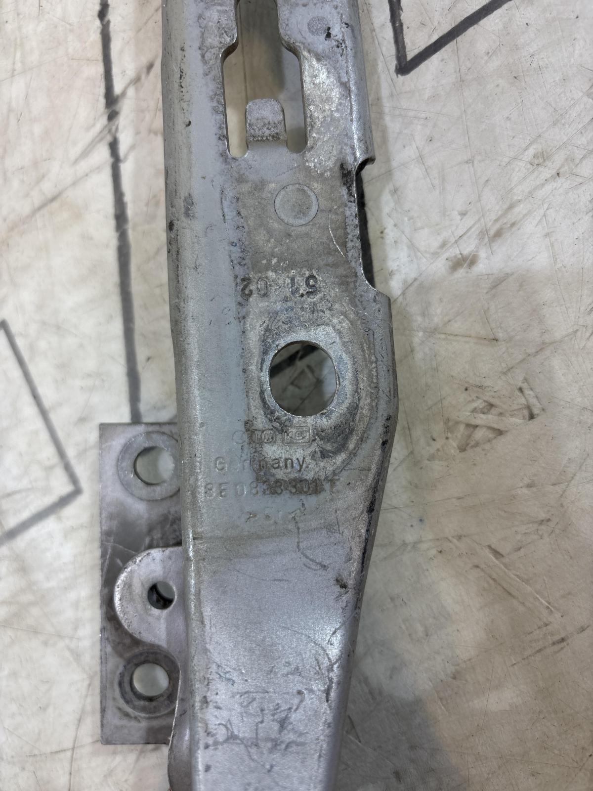 Петли капота левая правая 8E0823301E Audi A4 B6