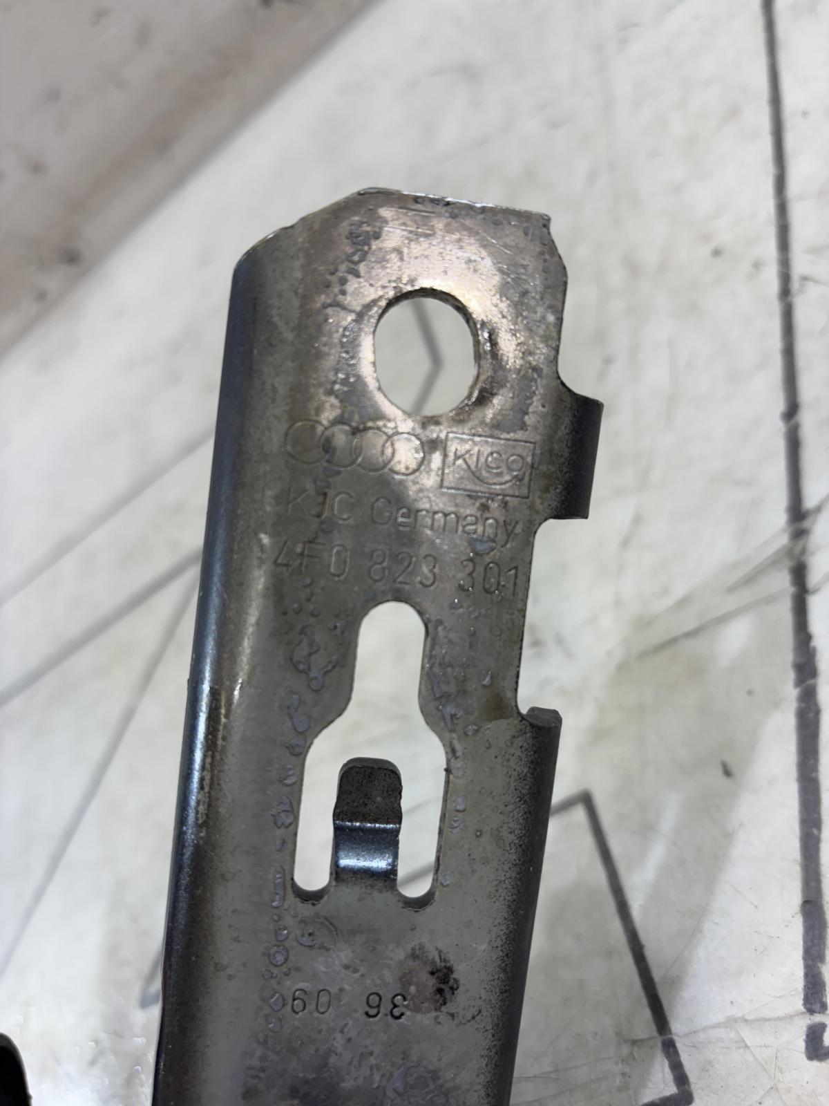 Петли капота левая правая 4F0823301 Audi A6 C6 / S6 C6 / RS6 C6