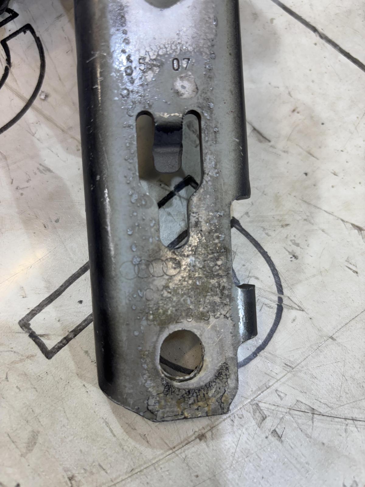 Петли капота левая правая 4F0823301 Audi A6 C6 / S6 C6 / RS6 C6