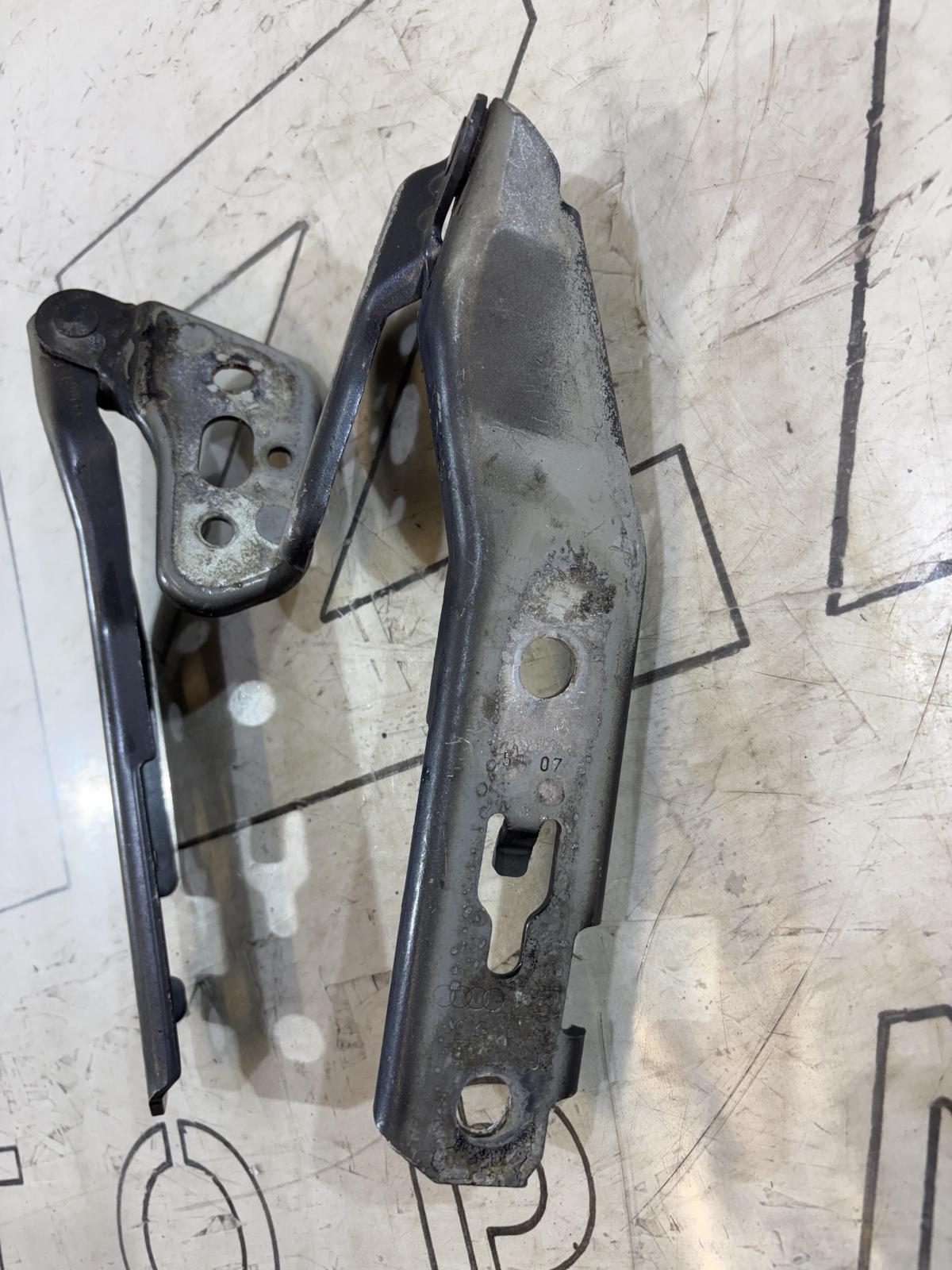 Петли капота левая правая 4F0823301 Audi A6 C6 / S6 C6 / RS6 C6