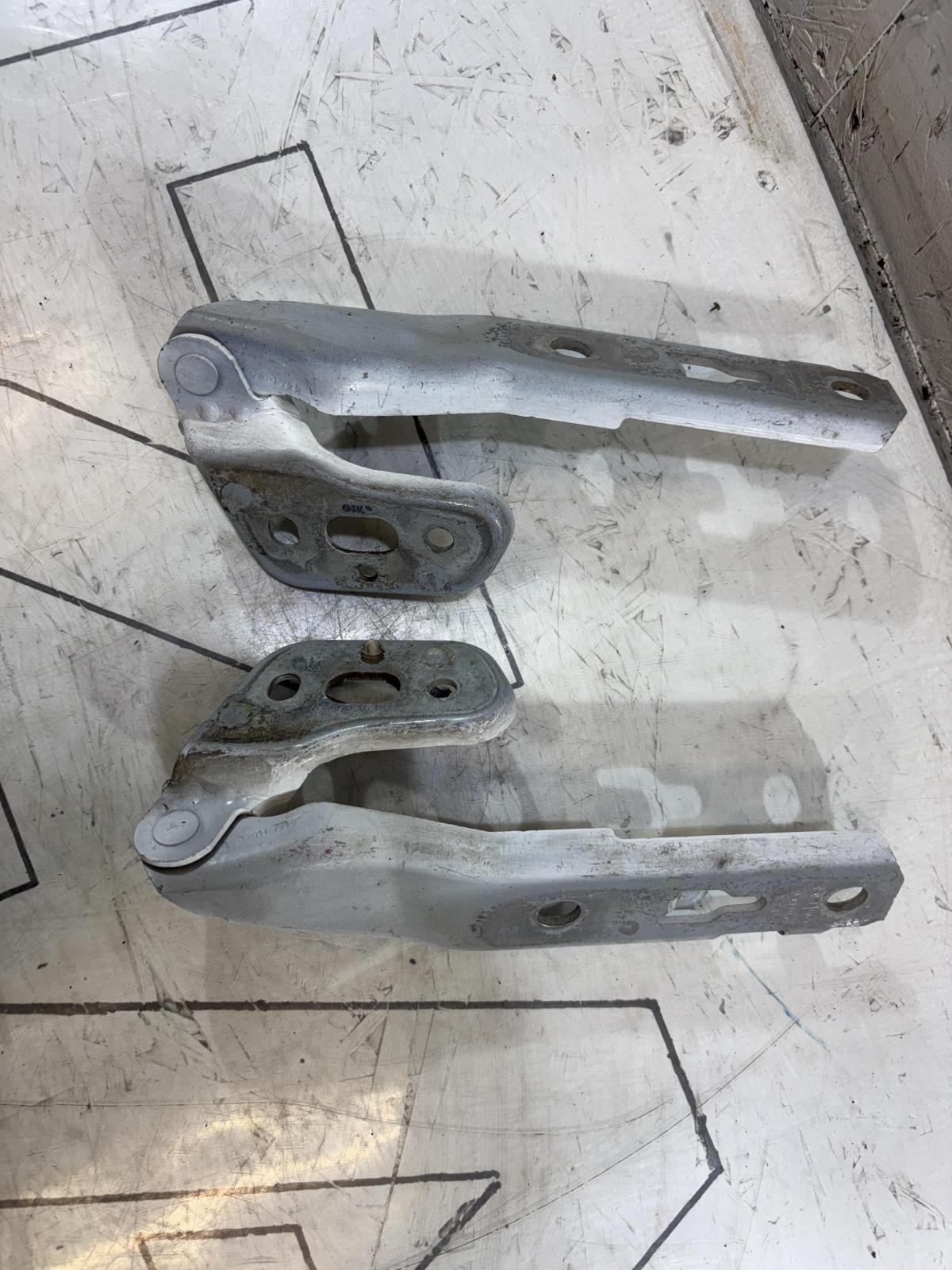 Петли капота левая правая 4F0823301 Audi A6 C6 / S6 C6 / RS6 C6