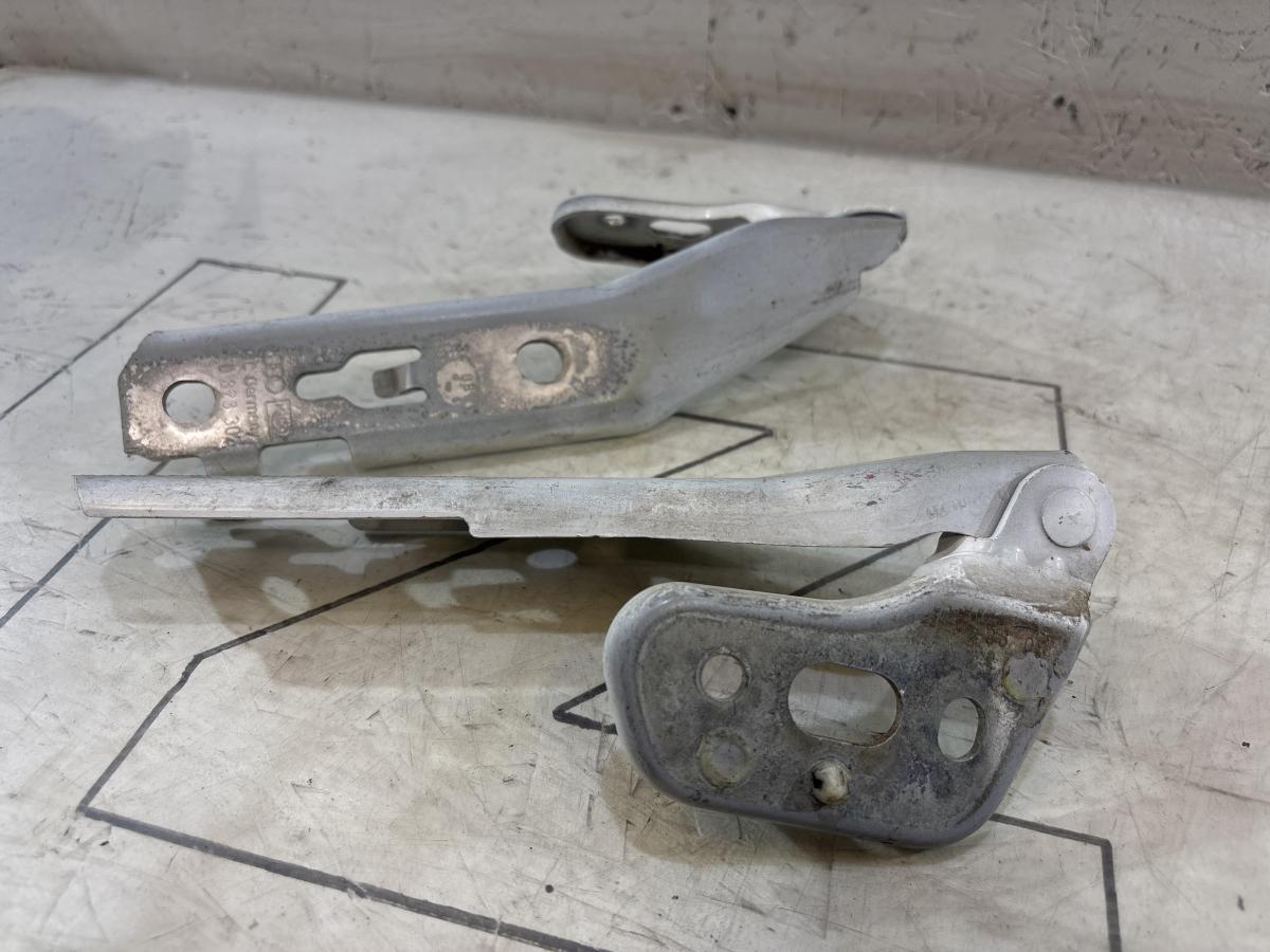 Петли капота левая правая 4F0823301 Audi A6 C6 / S6 C6 / RS6 C6