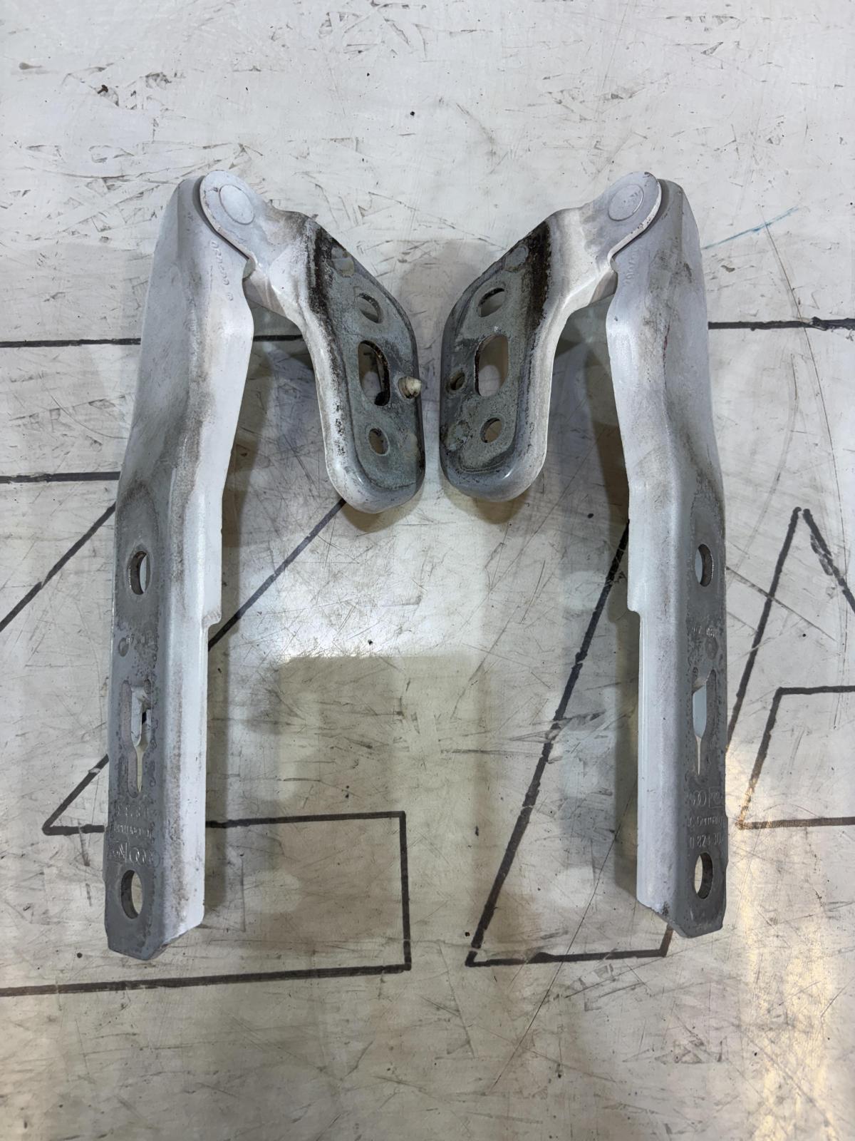 Петли капота левая правая 4F0823301 Audi A6 C6 / S6 C6 / RS6 C6