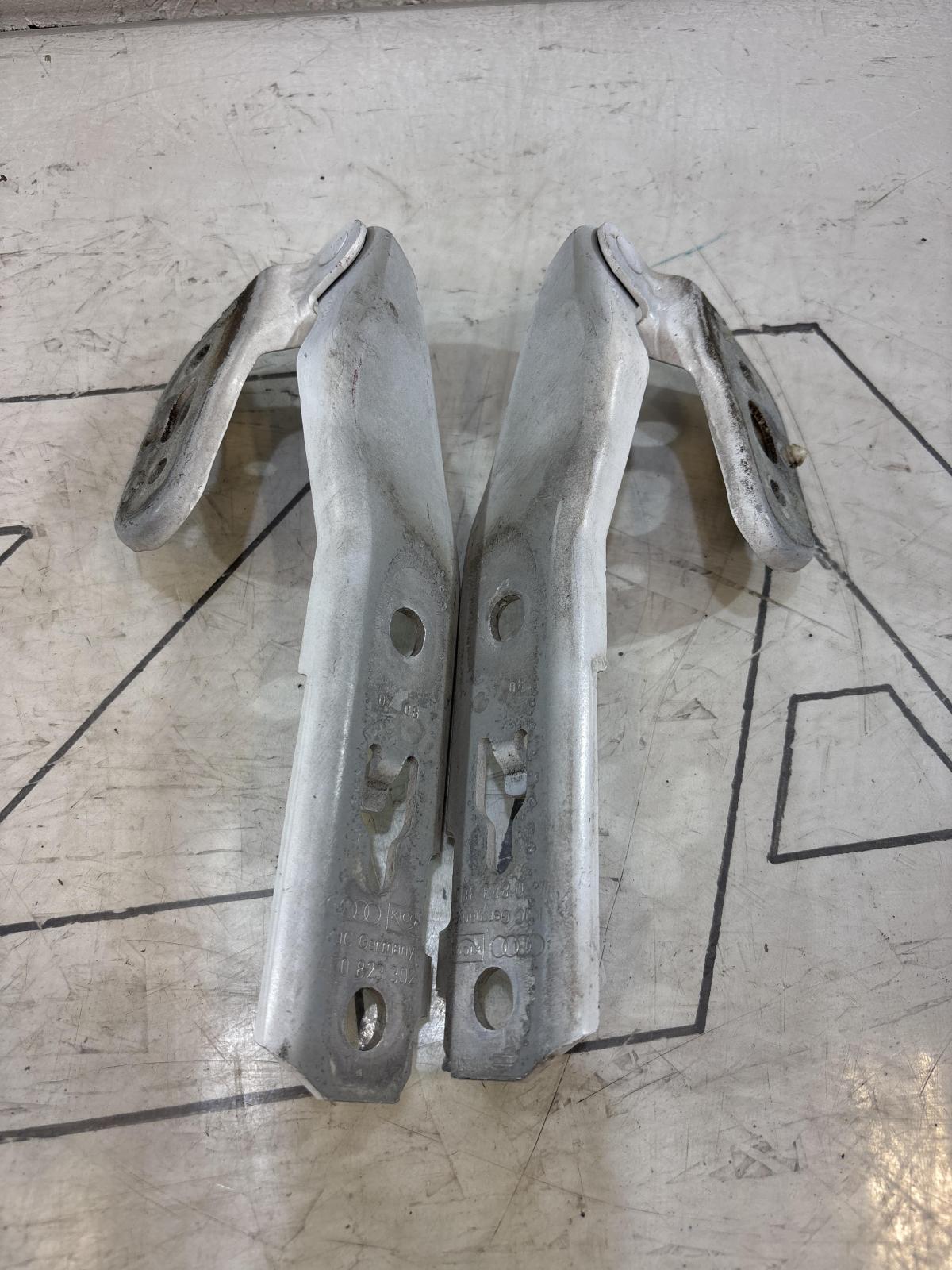 Петли капота левая правая 4F0823301 Audi A6 C6 / S6 C6 / RS6 C6