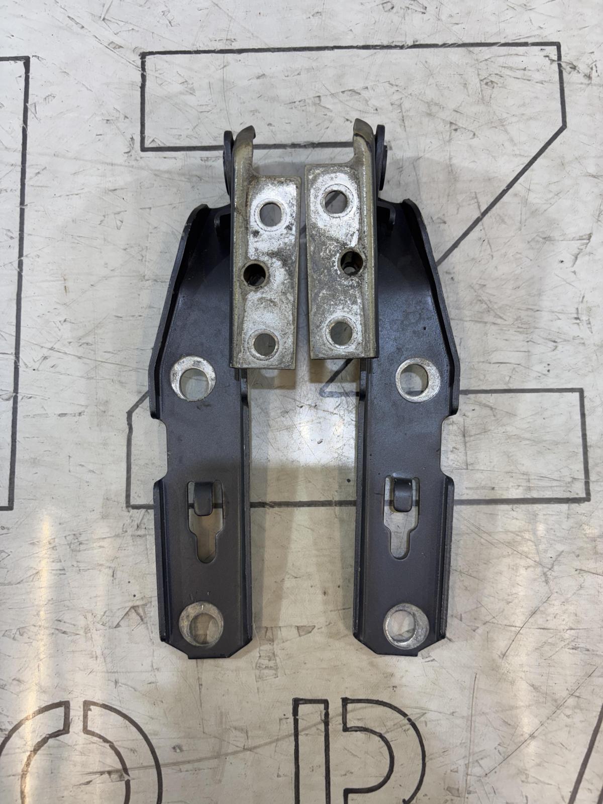 Петли капота левая правая 8E0823302E Audi A4 B6