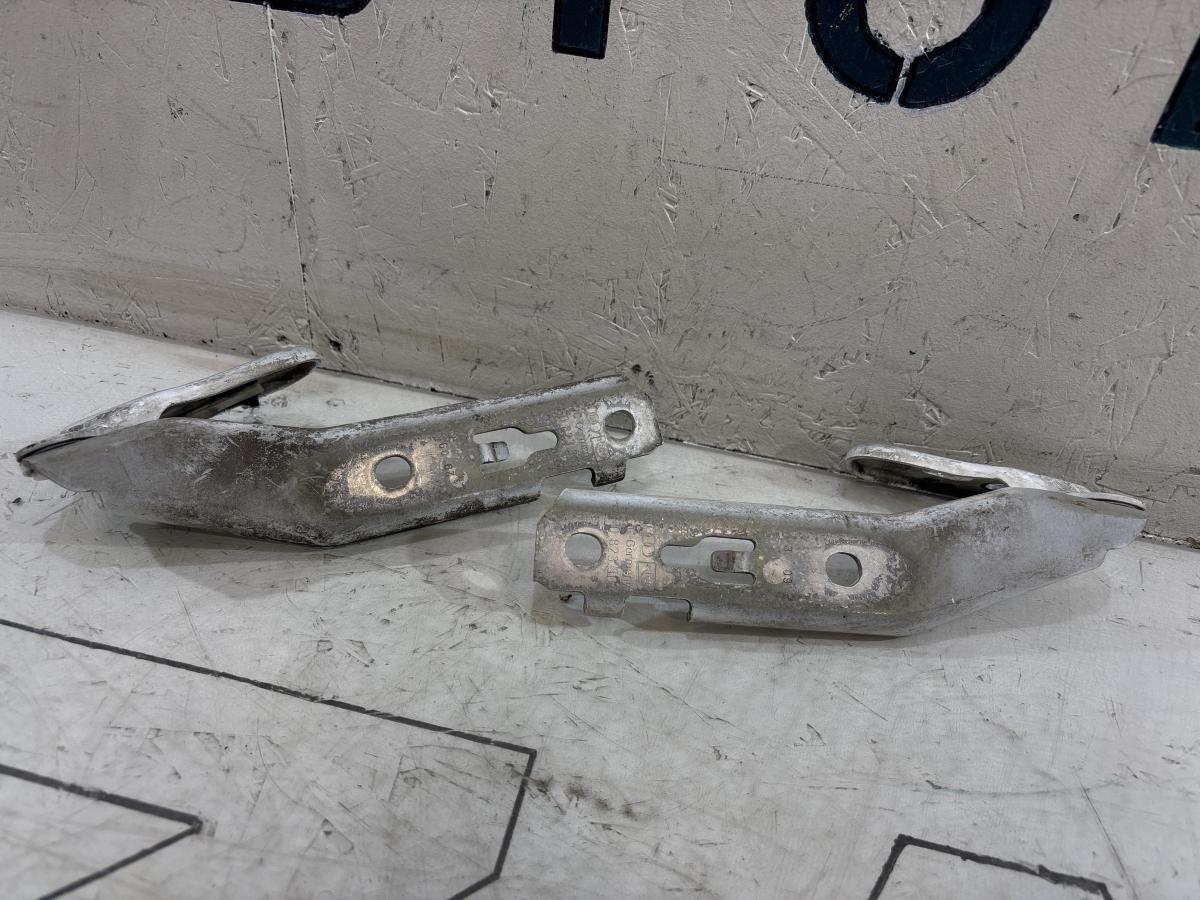 Петли капота левая правая 4F0823301 Audi A6 C6 / S6 C6 / RS6 C6