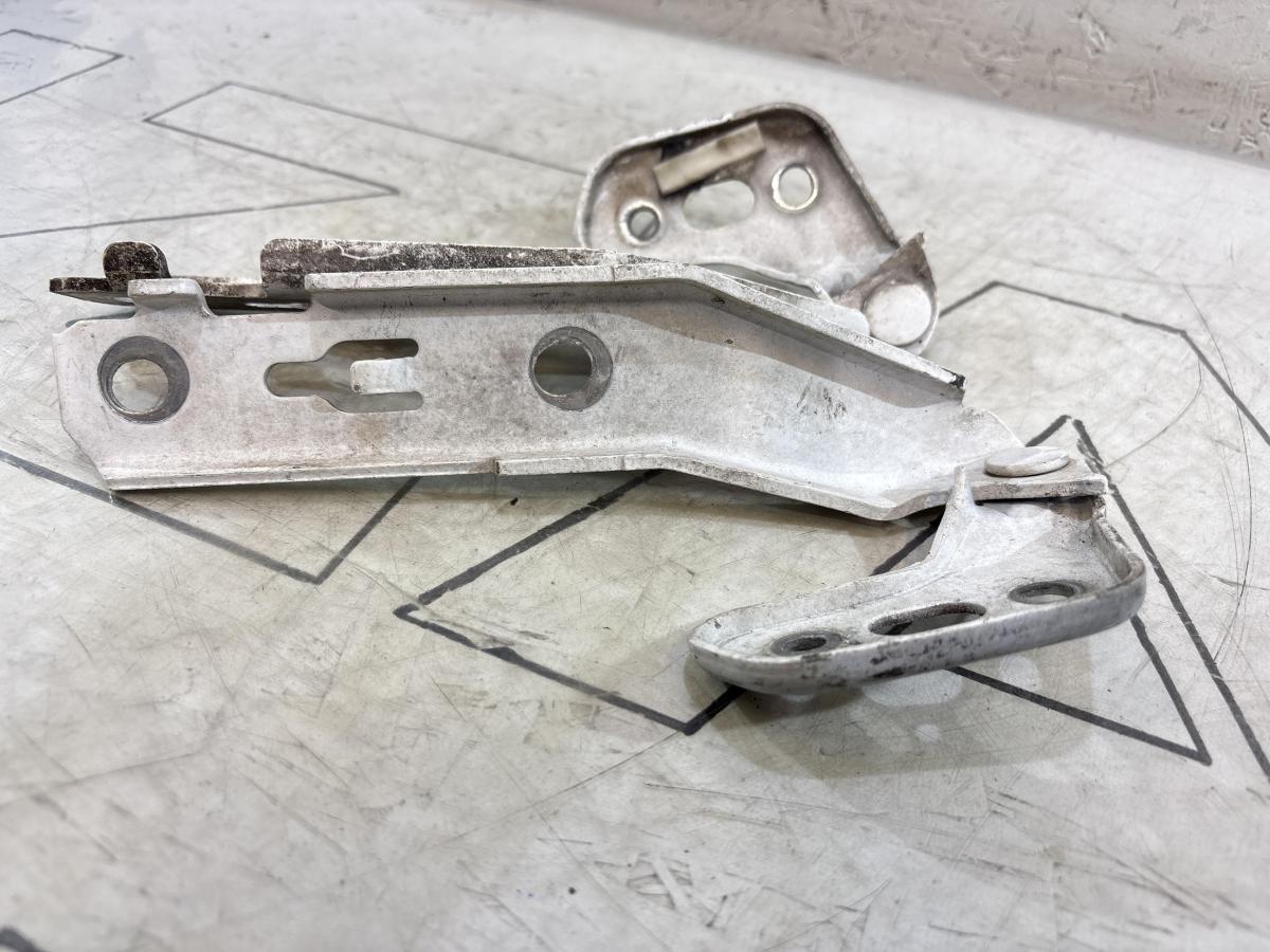 Петли капота левая правая 4F0823301 Audi A6 C6 / S6 C6 / RS6 C6