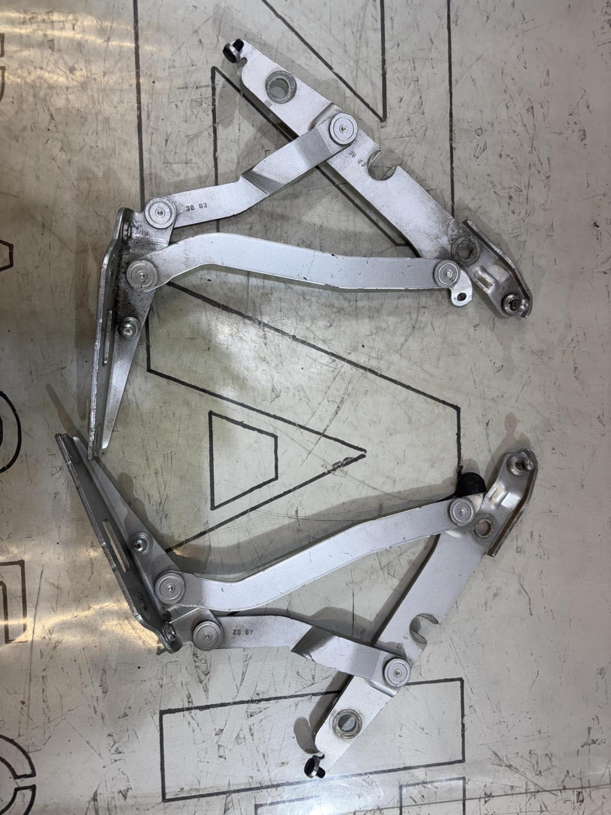 Петли крышки багажника левая правая 8E5827301C Audi A4 B6 sedan