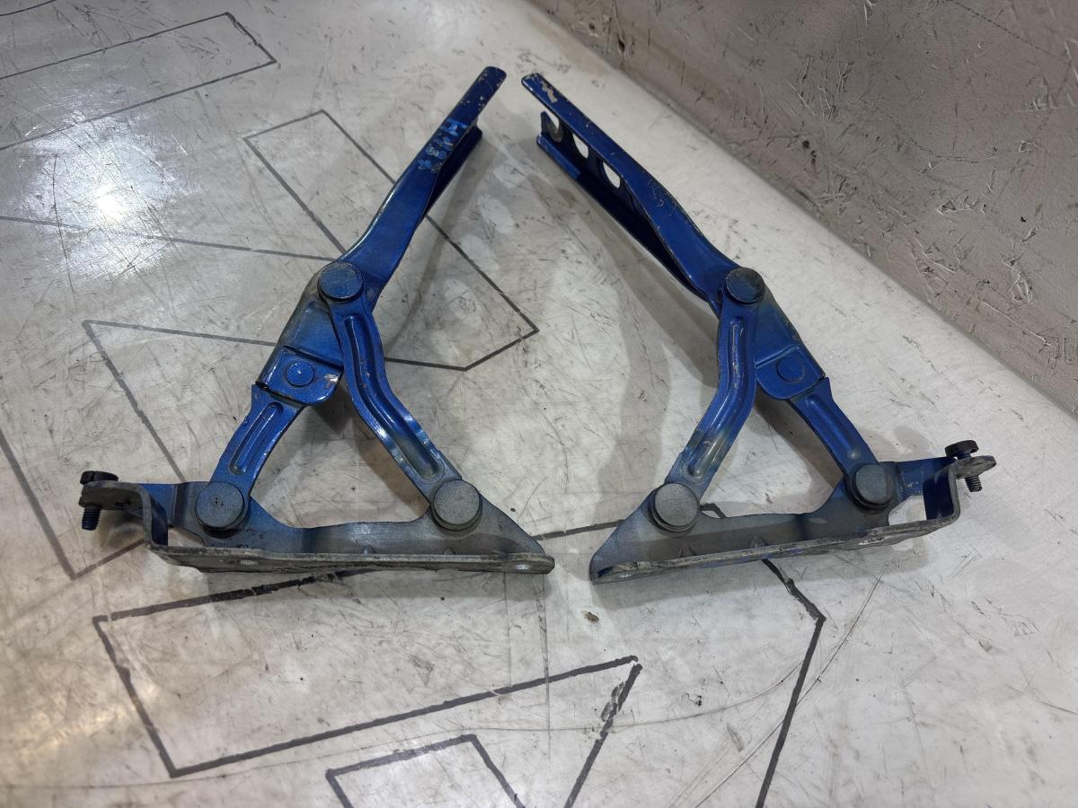 Петли капота левая правая 1Z0823302C Skoda Octavia 2