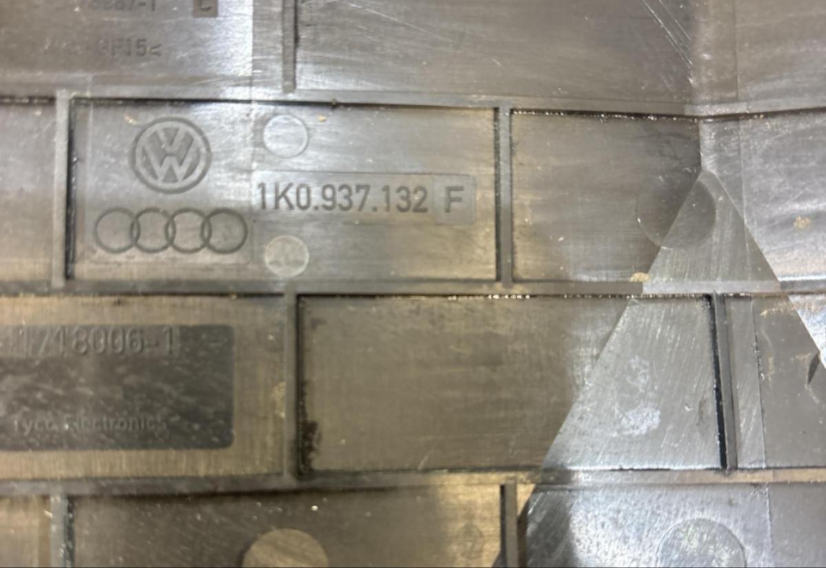 Крышка блока предохранителей 1K0937132F Volkswagen Jetta MK5