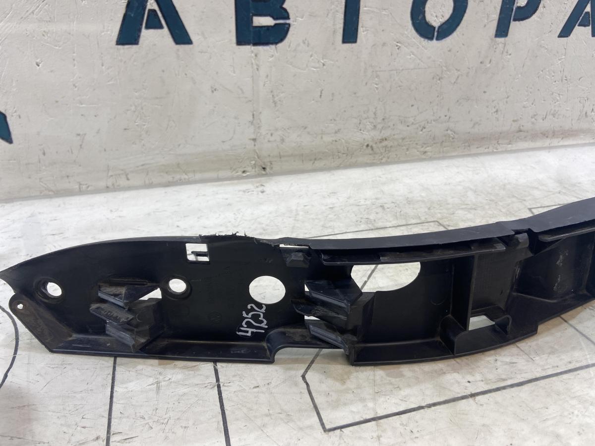 Кронштейн переднего бампера правый 7L6807184A Volkswagen Touareg I