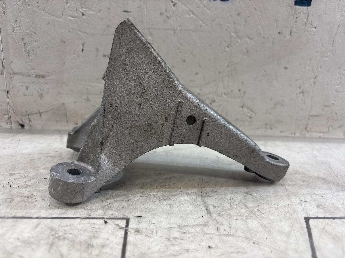 Кронштейн двигателя правый 8E0199308AN Audi A4 B6 / A4 B7