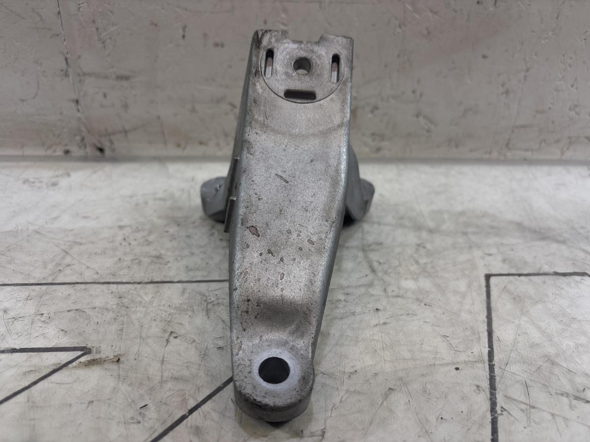 Кронштейн двигателя правый 8E0199308AN Audi A4 B6 / A4 B7
