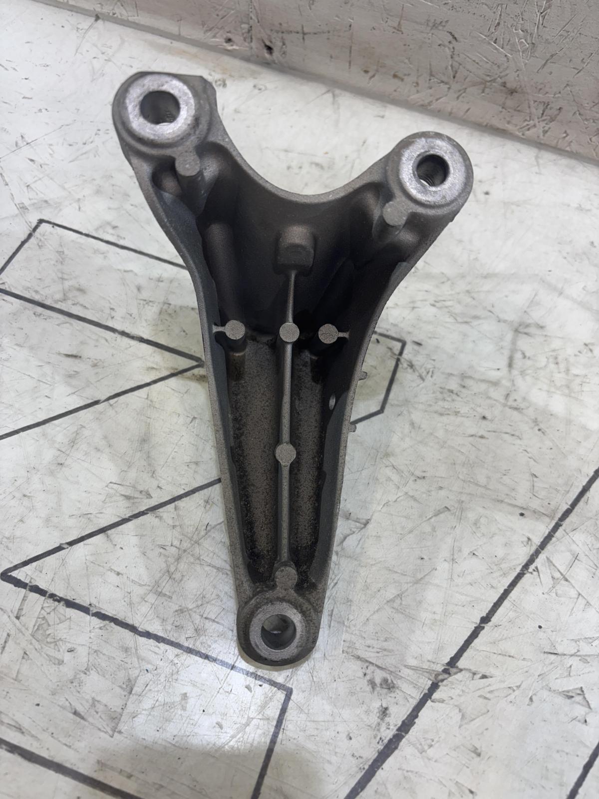 Кронштейн двигателя правый 8E0199308AN Audi A4 B6 / A4 B7