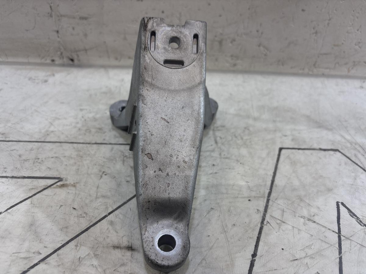 Кронштейн двигателя правый 8E0199308AN Audi A4 B6 / A4 B7