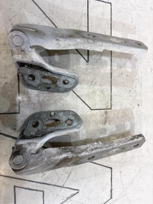 Петли капота левая правая 4F0823301 Audi A6 C6 / S6 C6 / RS6 C6
