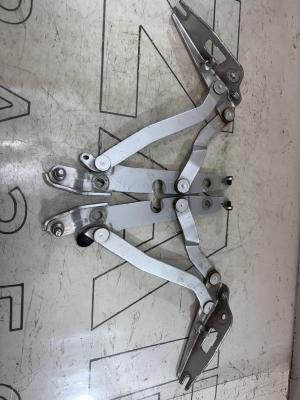 Петли крышки багажника левая правая 8E5827302C Audi A4 B6 sedan