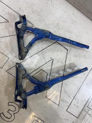 Петли капота левая правая 1Z0823302C Skoda Octavia 2