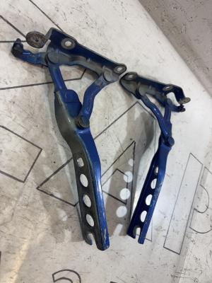 Петли капота левая правая 1Z0823302C Skoda Octavia 2