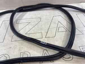 Уплотнитель крышки багажника 1Z5827705 Skoda Octavia RS II